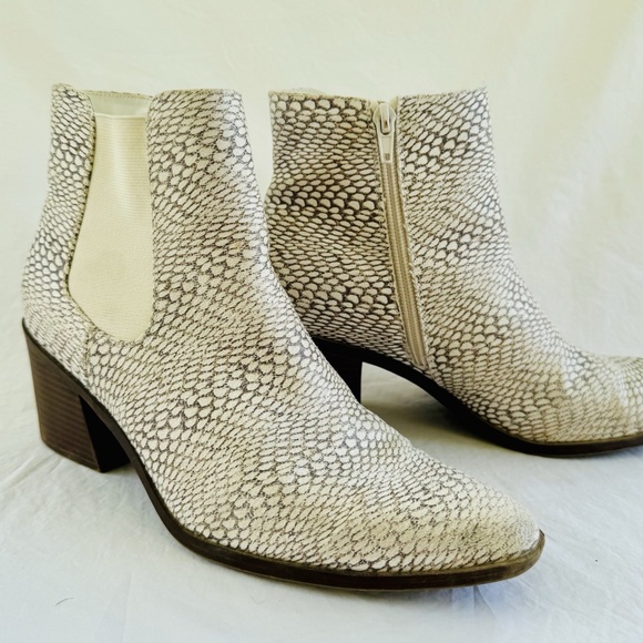 The Limited Kiki 8.5 Snakeskin Print Chelsea Booties Ankle Boots Block Heel - Picture 1 of 8